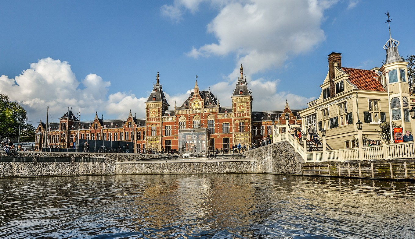 70599 Fullimage Amsterdam Centraal Station View From Canal 